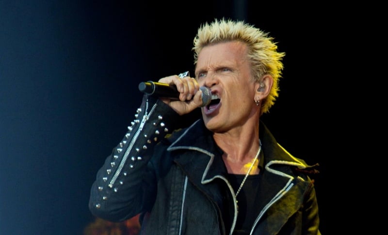 “Billy Idol Should Be Dead” portrays Idol’s journey from near-parody to rediscovering his passion for music.